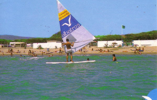 Imatge del càmping Albatros de Gavà Mar des del mar, es pot veure una de les rampes de ciment sobre la sorra, sota la bandera verda (Any 1984)